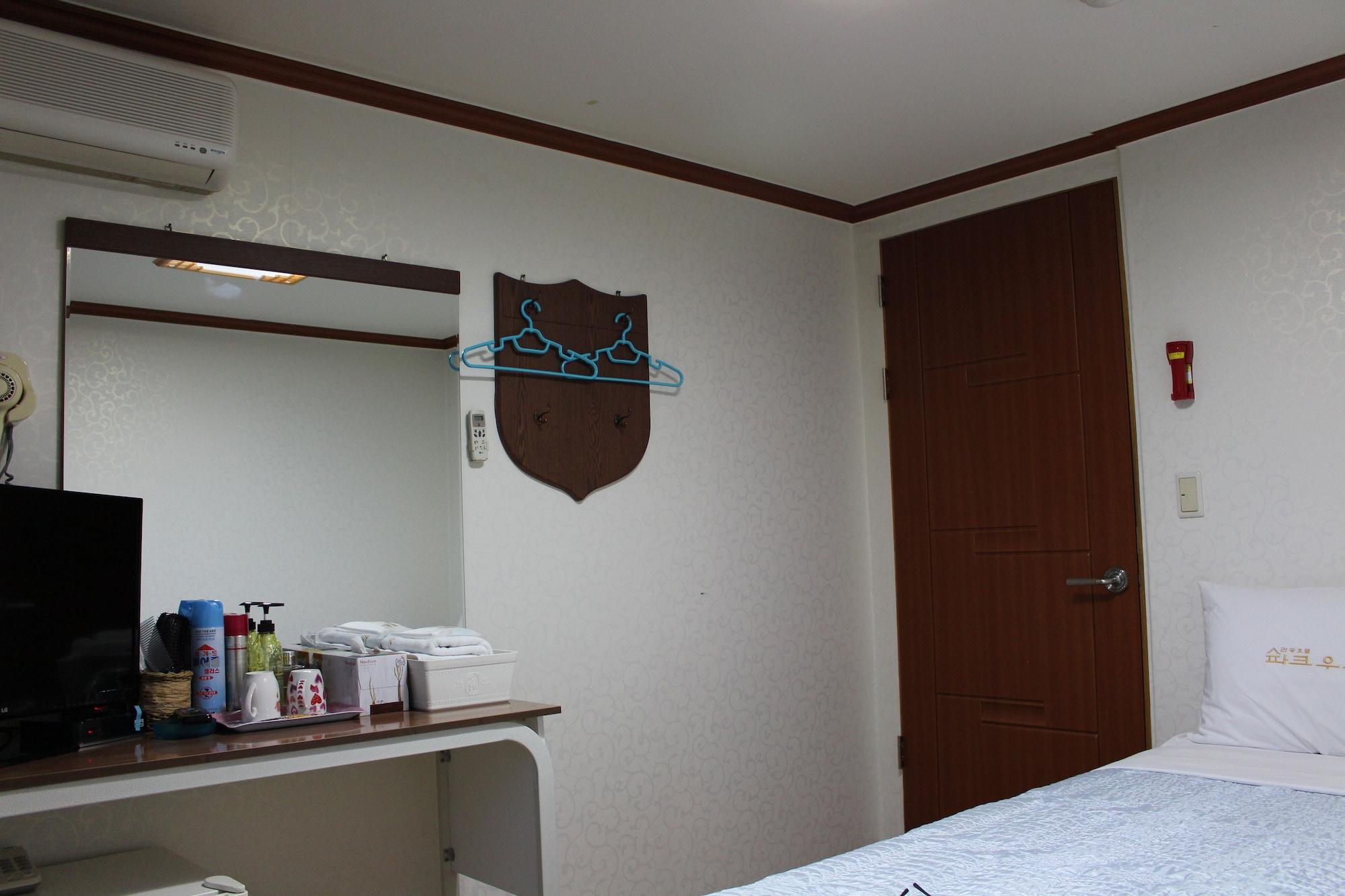 Hotel Parkwood Incheon Airport Bagian luar foto